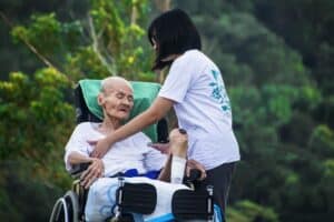 מטפלת פליפינית מטפלת במטופל סיעודי קשה לאחר שהחמיר מצבו