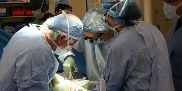 מנתחים מבצעים ניתוח קיצור קיבה